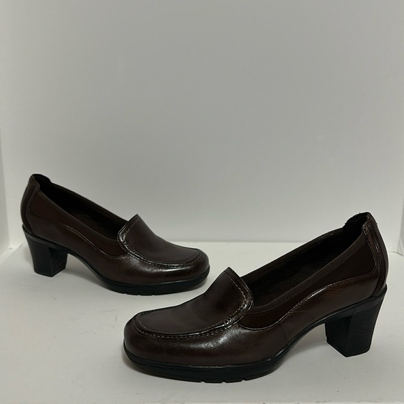 Clarks Shoes - Clarks Bendables Women’s Brown Leather Slip On Pimps Heels Size 8